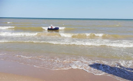 Отдыхающих на надувных матрасах уносило в море