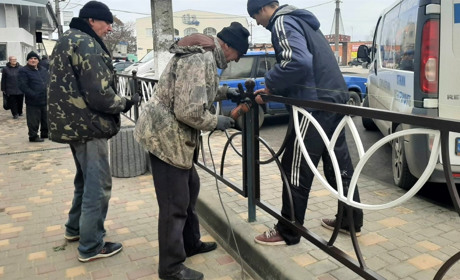 В центрі Біляївки біля ринку встановили огорожу з зображенням символу міста