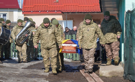 Маленький синочок ще не усвідомлює втрати: у Кремінній попрощалися з Дмитром Банасом