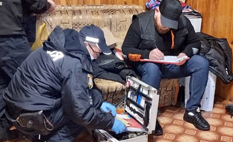 Упіймали на гарячому: на Одещині поліцейські затримали двох рецедивістів під час нападу на дім