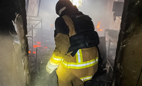 Окупанти зранку атакували Херсон, виникла пожежа