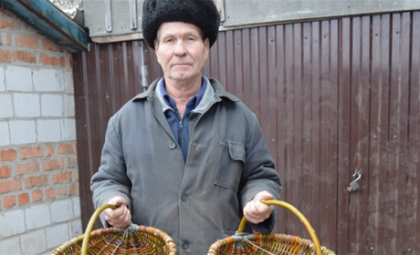 «Як не полінуюся, то корзину за день сплету». Пенсіонер із Пристрім знайшов собі  «зимове» заняття 