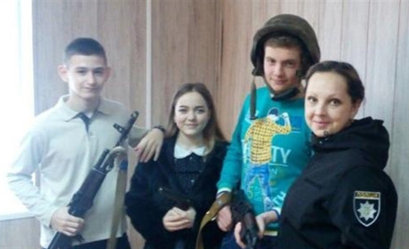 Примерили бронежилет и взяли в руки автомат: школьники посетили Торецкую полицию