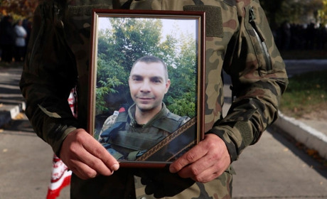 Військові, коровай, прапори і сотні містян - у Вараші прощалися з воїном-радіотелефоністом