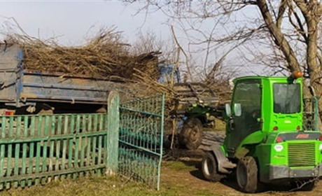 Пиляють сухостої уже другий тиждень: у селі Крупське Золотоніської громади прибирають кладовища