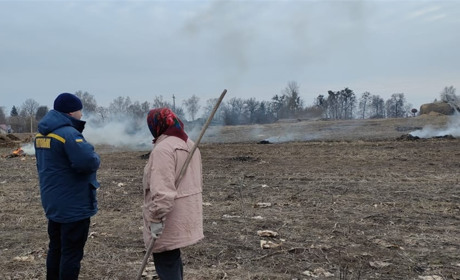Дим з городів не лише смердить, а й шкодить. Рятувальники застерігають від спалювання сухої трави