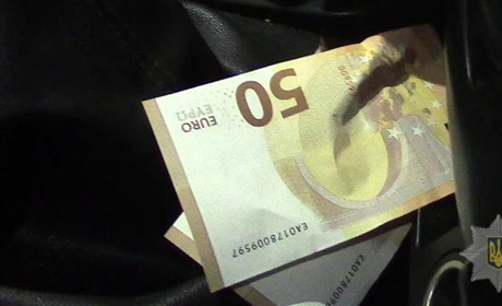 Буковинця оштрафували на 17 тисяч за спробу дати хабар поліцейським