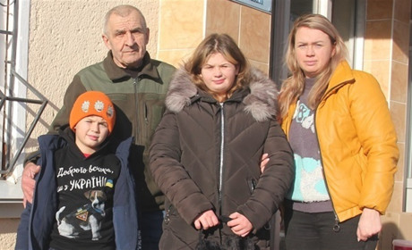 Найбільшим подарунком буде Перемога: за гроші за коляду діти з Калинівки купили бійцям теплі речі
