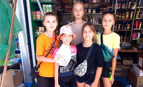 Барські дівчатка, що збирають гроші на ЗСУ, продаючи браслети, передали волонтерам 11 тис грн