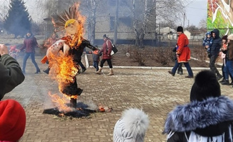В Троїцькому на Масляну водили хороводи та спалили опудало