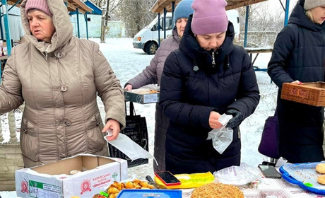 В Копайгороді волонтери за 47 хвилин благодійного ярмарку зібрали майже 20 тис грн. Підтримуємо ЗСУ!