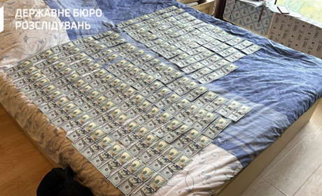 В Одесі затримали експравоохоронця, що вимагав 60 тисяч доларів, видаючи себе за співробітника ДБР