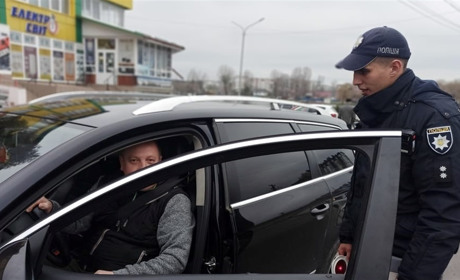 За кермом заборонено користуватися засобами зв'язку - нагадують патрульні Славутчини