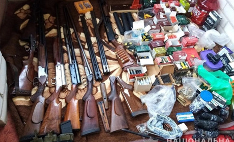Херсонець зберігав у гаражі арсенал вогнепальної зброї: рушниці, пістолети та автомати