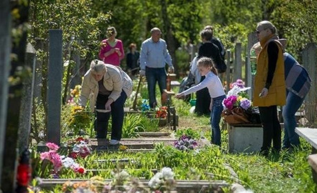 «Без застіль на кладовищах». Як правильно поминати померлих родичів на Радоницю