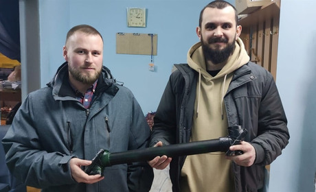 Житель Переяславщини виготовляє перископи для військових. Інструкцію знайшов в інтернеті