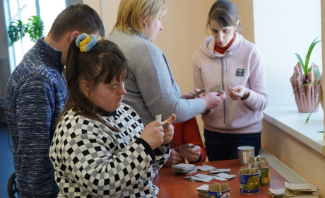 Тисячі окопних свічок та шкарпеток: як городоцькі «ангели з одним крилом» допомагають воїнам