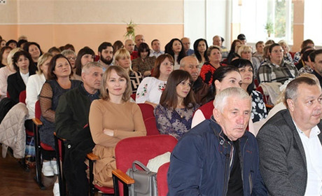 Грамоти, подяки, подарунки: у Старокостянтинівській громаді привітали педагогів