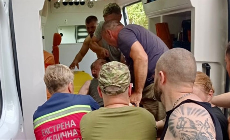 На Житомирщині поліцейські допомогли врятувати непритомну дитину та чоловіка на візку