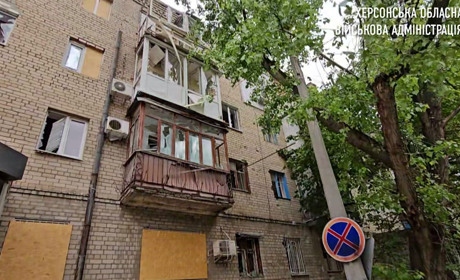 На Херсонщині російські окупанти поцілили по житловим будинкам, торговому центру та дитсадочку