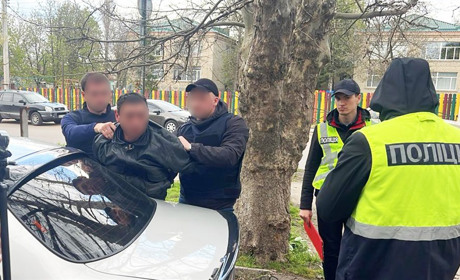 Фіктивний шлюб за 9 тисяч доларів: на Миколаївщині затримали організатора схеми для виїзду за кордон