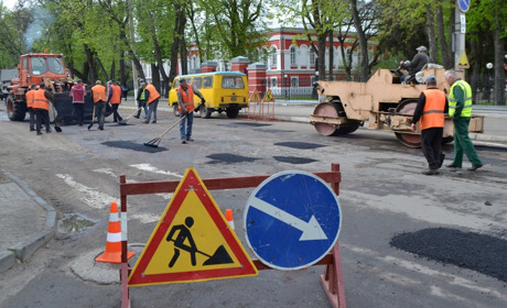 У Глухові будують нові тротуари та проводять ямковий ремонт доріг