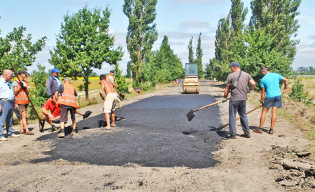 Дорогу до села Острівці продовжують ремонтувати