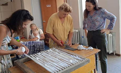 Ржищівські волонтери виготовляють маскувальні сітки на станку, який самі й змайстрували