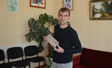 «Екземплярчики важкі – велосипедом не повезеш». Микола Богатир колекціонує клеймовану цеглу