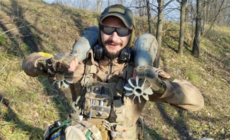 «В цьому світі їх двоє: він і його мама»: історії від «Бігунка», який розміновує Херсонщину