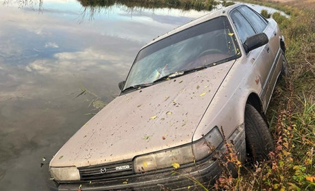 Мешканець Шепетівщини за ніч вкрав два авто: одне втопив, інше розбив