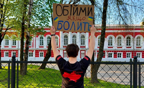 «Обійми, якщо болить»: у центрі Глухова містянки провели емоційну акцію підтримки