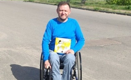 Шосткинський спортсмен візочник на Великдень брав участь у найбільшому міжнародному забігу