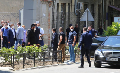 Володимир Зеленський відвідав релігійний центр, а за рогом чубились активісти
