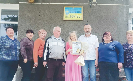 З семи дітей троє служать у ЗСУ: нагородили жительку Борівців