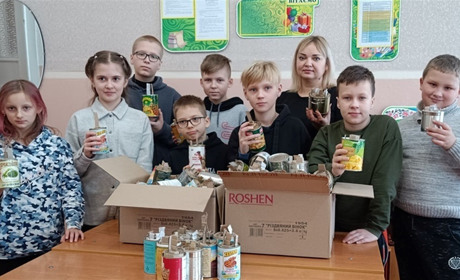 Глухівські учні власноруч підготували посилки із вдячністю захисникам