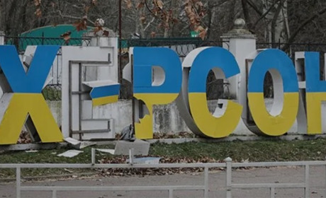 Херсон знову під обстрілом: російська авіація атакувала центр міста КАБом (відео)