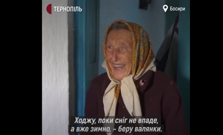 87-річна жінка з села Босири, що на Чортківщині, увесь рік ходить босоніж (+ відео)