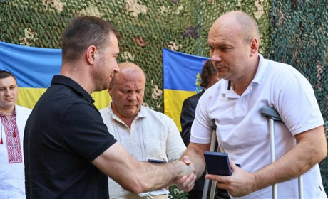У Чернігові вручили відзнаки "За оборону Чернігова" родинам загиблих та пораненим захисникам