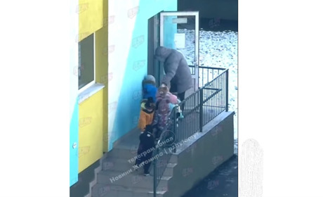 У мережі з’явилося відео, як вихователька житомирського дитсадочку штовхає дітей