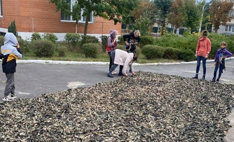 Юні волонтери долучилися до плетіння маскувальних сіток для захисників