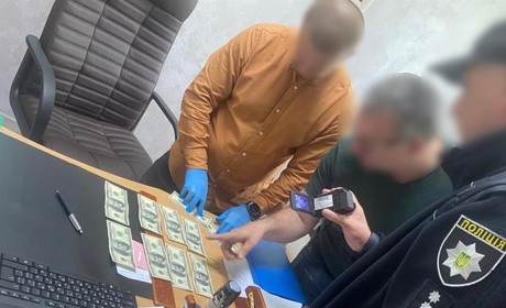Лікарняна "такса": на Шосткинщині медика затримали на хабарі за лікування від наркоманії