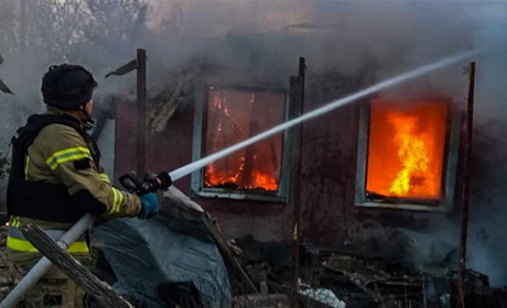 Ворожі обстріли Херсонщини: пошкоджена багатоповерхівка та 17 приватних будинків, є поранені