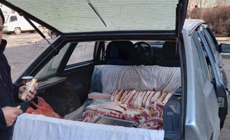 Капот и багажник авто торговцы превратили в прилавки