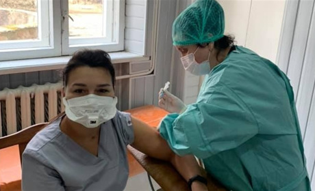 Три стаціонарних пункти та одна мобільна бригада щеплюють від COVID-19 в Кіцманському центрі ПМД