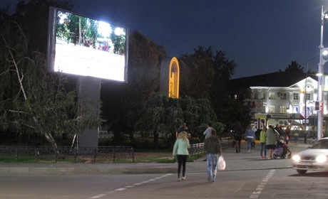 Достижения мелитопольской власти покажут в «кино»: на главном перекрестке заработал рекламный экран 