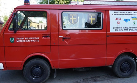 Фастівським рятувальникам передали два пожежні автомобілі. Вони прибули з Німеччини