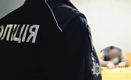Хотів "врятувати" стосунки: чоловік прийшов на роботу до колишньої і почав бити її ножем
