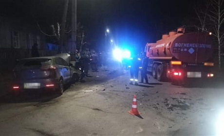 У Сватовому на Конституції легковий автомобіль зіткнувся з бензовозом. Є троє травмованих