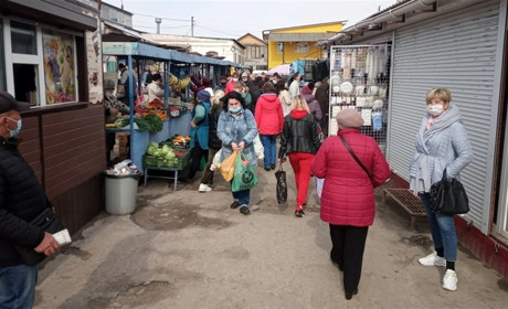 Як працює центральний ринок Первомайська на карантині: фотозвіт 18 квітня 2021 року
